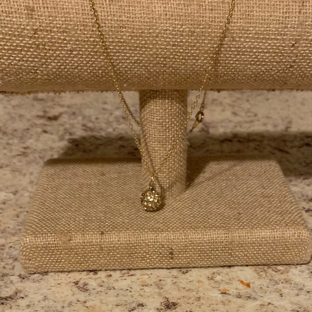 Stunning 🤩 Gold Tone Beautiful round Style crystals necklace!! 🤩